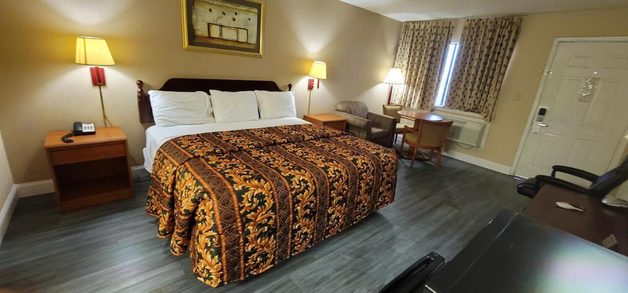 Regency Travel Inn Hayti Екстер'єр фото