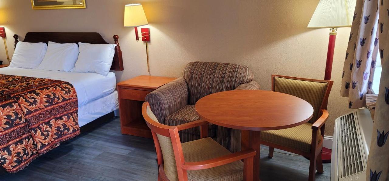 Regency Travel Inn Hayti Екстер'єр фото